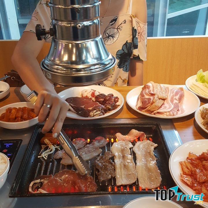 K BBQ có những set đồ nướng theo phong cách tẩm ướp gia vị của Hàn, vị thịt tươi ngọt hấp dẫn.