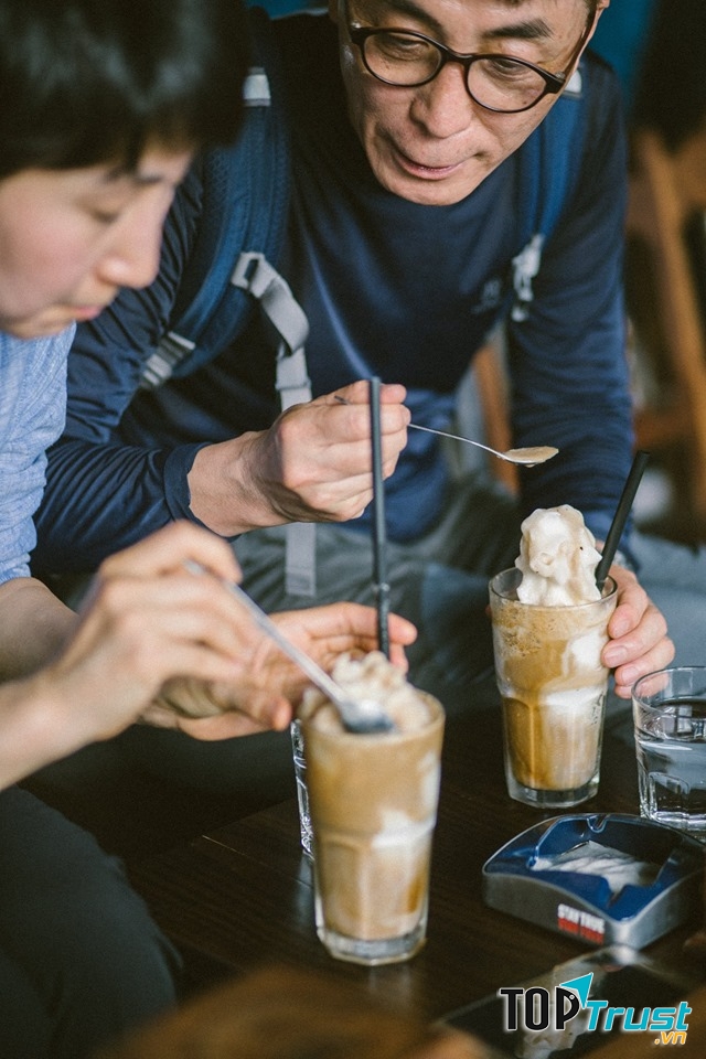 Cùng nhau thưởng thức cafe cốt dừa.