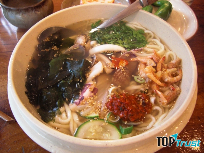 Kal-guksu là một loại mì sợi được nấu với nước hầm thịt, ngao, sò.