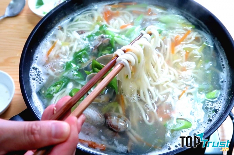 Món Kal-guksu của Hàn Quốc