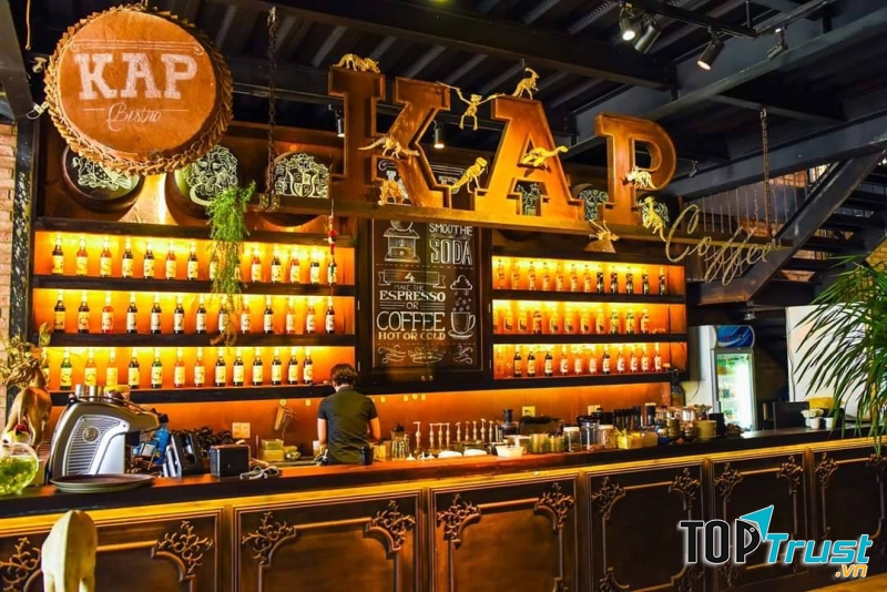 Nhìn quầy Bar đậm chất Tây là biết của KAP Bistro ngay