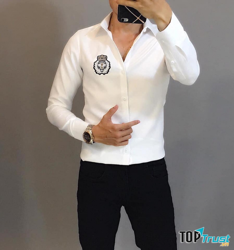 Sản phẩm thế mạnh của shop là sơ mi, quần âu nam theo phong cách Hàn Quốc lịch lãm và trẻ trung.