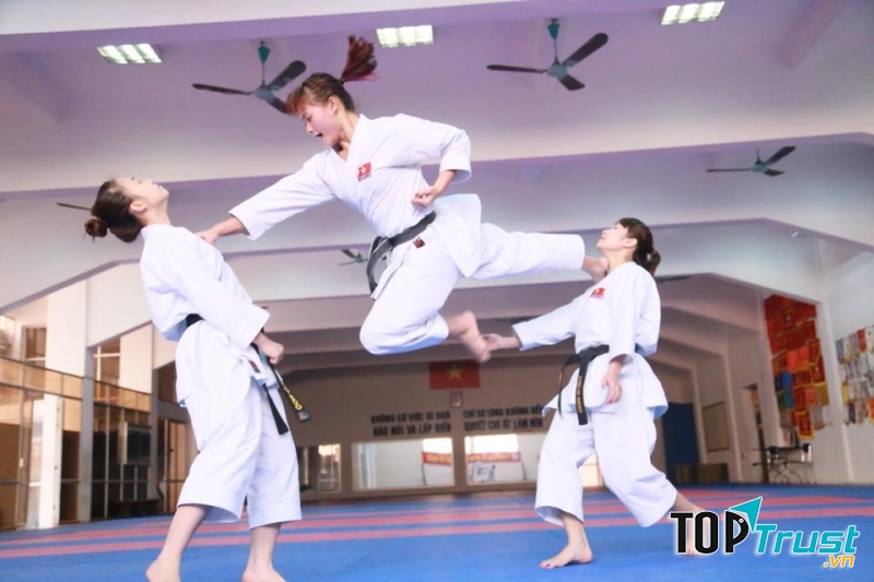 Luyện tập Karatedo để tăng cường khả năng tự vệ và sức khỏe cho mình.