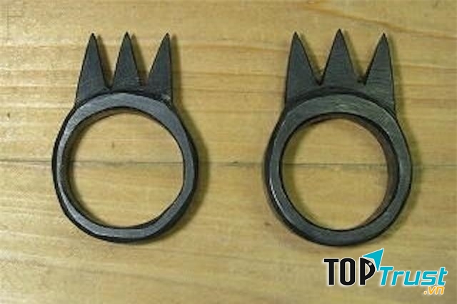 Chiếc nhẫn làm bằng sắt có 3 đỉnh sắc nhọn