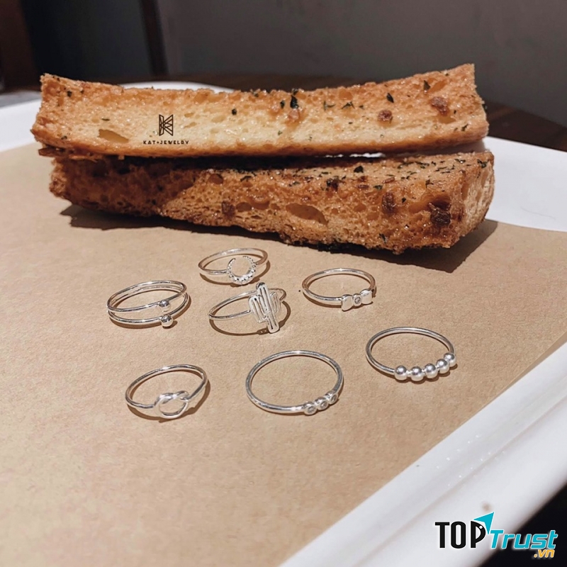 Từng món đồ đều được cất đặt tỉ mỉ trong các hộp gỗ lồng kính