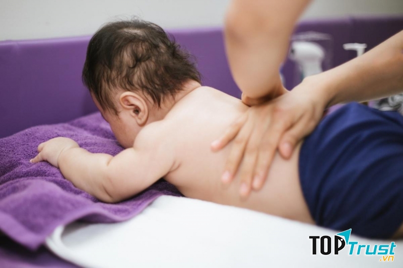 Massage cho bé