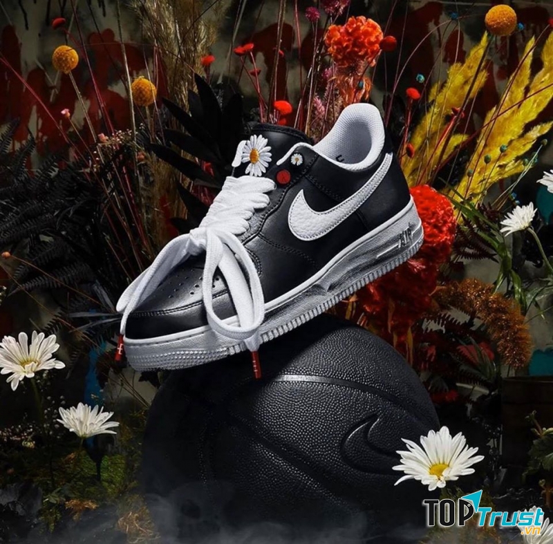 NIK.E AI.R FOR.CE 1 x GDRAGON là một đôi giày được tại bởi sự kết hợp của hãng NIKE và ca sĩ GDRAGON. Mặt hàng thu hút nhiều sự quan tâm trên thế giới, luôn trong tình trạng cháy hàng