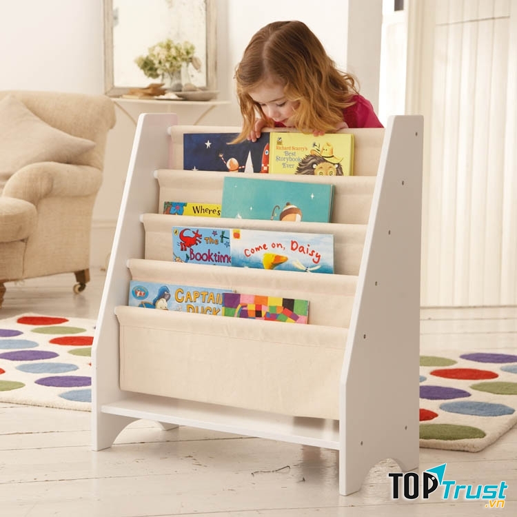 Hãy chọn mua loại kệ hoặc tủ sách cao vừa tầm ngực của bé, phía trên đầu kệ sách chúng ta có thể tận dụng để xếp đặt gấu bông hoặc đồ chơi xinh xắn mà con yêu thích.