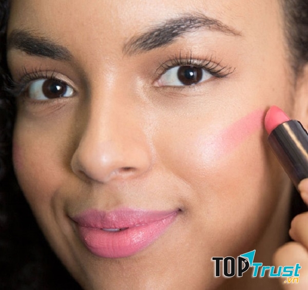 Dùng son làm má hồng