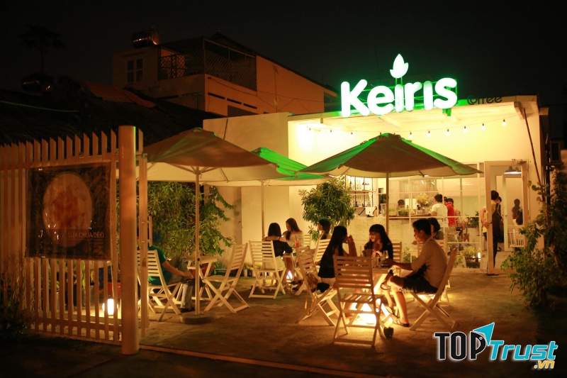 Keiris decor dễ thương, không gian màu trắng bắt mắt, chỉ nhìn thôi cũng thấy ưng ý lắm rồi.