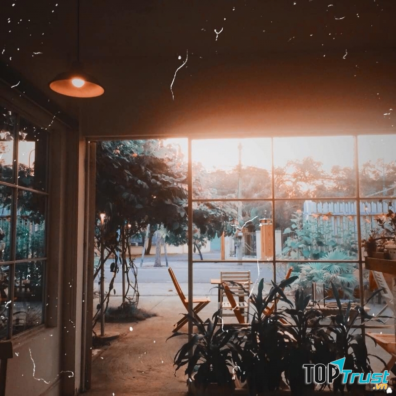 Nếu muốn có chỗ đọc sách, hãy ưu tiên những góc ở trong quán nhé, chắc chắn đó sẽ là chốn lý tưởng cho bạn.