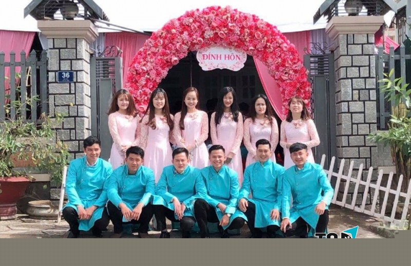 áo dài cưới của tiệm sở hữu thiết kế đơn giản nhưng mang lại nét đẹp duyên dáng và thanh lịch cho cô dâu chú rể