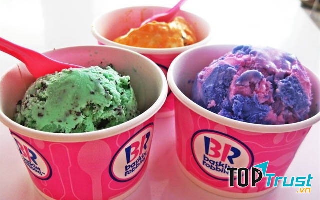Ly kem Baskin Robbins với nhiều màu sắc khác nhau tha hồ chọn màu mình thích