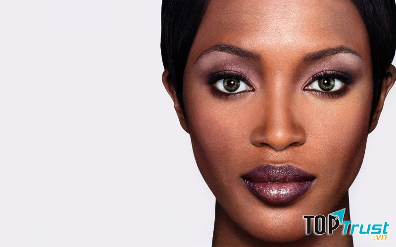 sử dụng kem che khuyết điểm bóng và có màu sáng