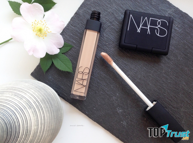 Với khả năng che dấu thần kỳ những khuyết điểm như: Quầng thâm mắt, nếp nhăn, mụn, sẹo… Kem Che Khuyết Điểm NARS Radiant Creamy Concealer có 22 màu để bạn lựa chọn cho phù hợp da cảu mình.