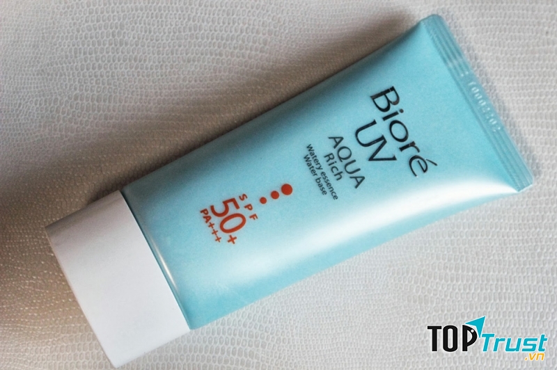 Kem chống nắng Biore UV Aqua Rich Watery Essence giúp làm da không bị đổ dầu trong thời gian sử dụng
