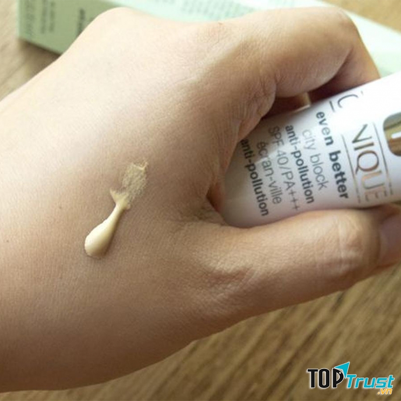 Chất kem mỏng nhẹ của Clinique Even Better City Block Anti Pollution SPF40 PA+++