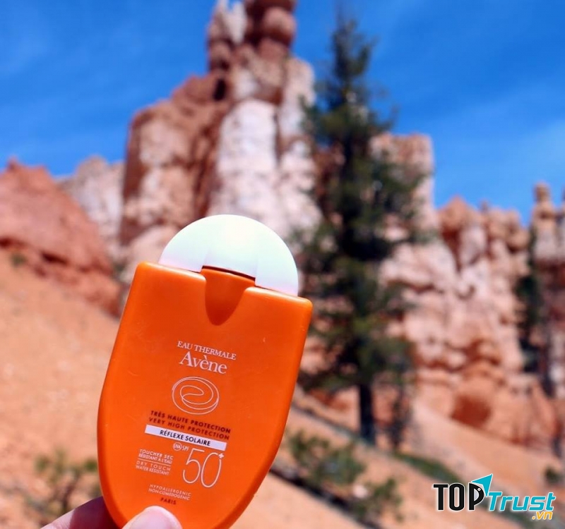 Kem chống nắng Avene Reflexe Solaire SPF 50 ngăn chặn tác động của tia cực tím, bảo vệ da không bị cháy sạm, xỉn màu, bị nám, tàn nhang do UV, ngăn ngừa ung thư da.