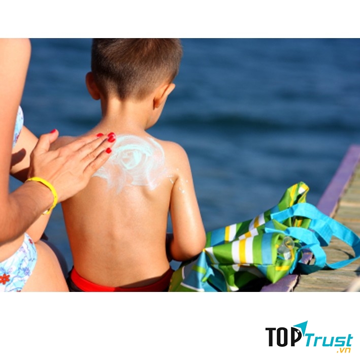 Kem chống nắng dưỡng da Chicco có chỉ số SPF cao (50+), có các hoạt chất đóng vai trò làm màng lọc tia UV giúp bảo vệ cả gia đình khỏi tác hại của ánh nắng mặt trời.