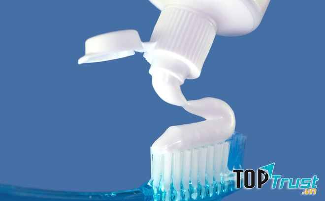 Kem đánh răng trị thâm môi