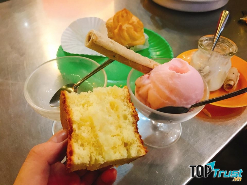 Quán gắn liền với tuổi thơ của nhiều bạn trẻ