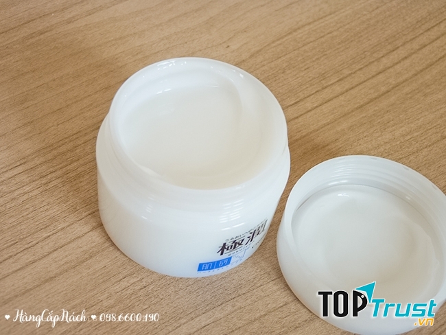 Chất kem trong mượt giúp dễ dàng thẩm thấu