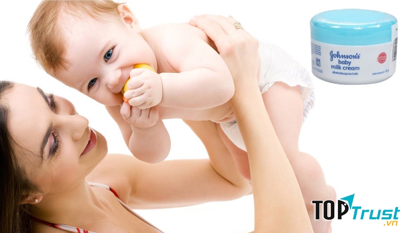 Với thành phần chủ đạo là sữa tươi nguyên chất cô đặc và mầm gạo – 2 thành phần này giúp làm ẩm, làm mềm da, dịu kích ứng da, chữa lành làn da bị bong tróc, thô ráp, nứt nẻ do thiếu độ ẩm.