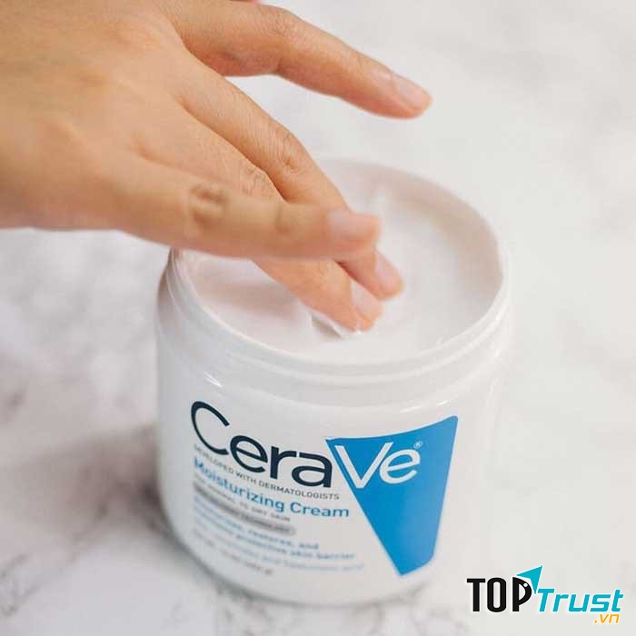 Được bình chọn là 1 trong 10 loại kem dưỡng ẩm tốt nhất, CeraVe Moisturizing Cream trở thành một mặt hàng dược mĩ phẫm được nhiều chị em tin tưởng, đánh giá cao