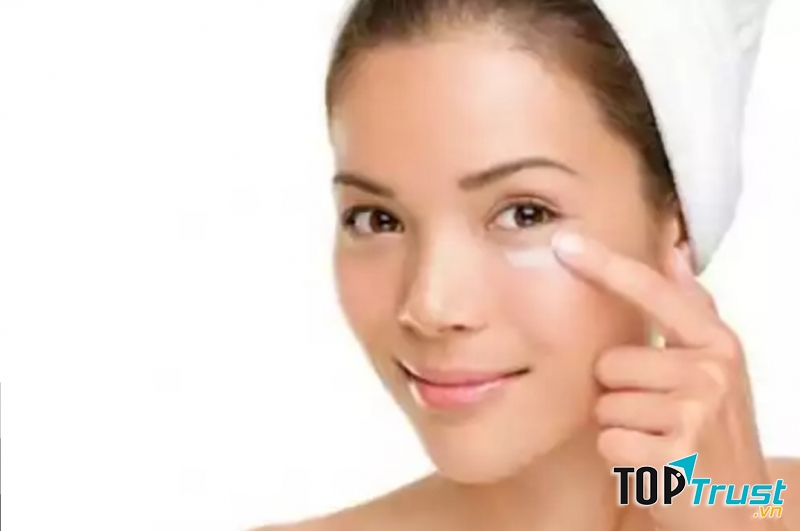 Kem dưỡng mắt sẽ giúp bảo vệ mắt của bạn.
