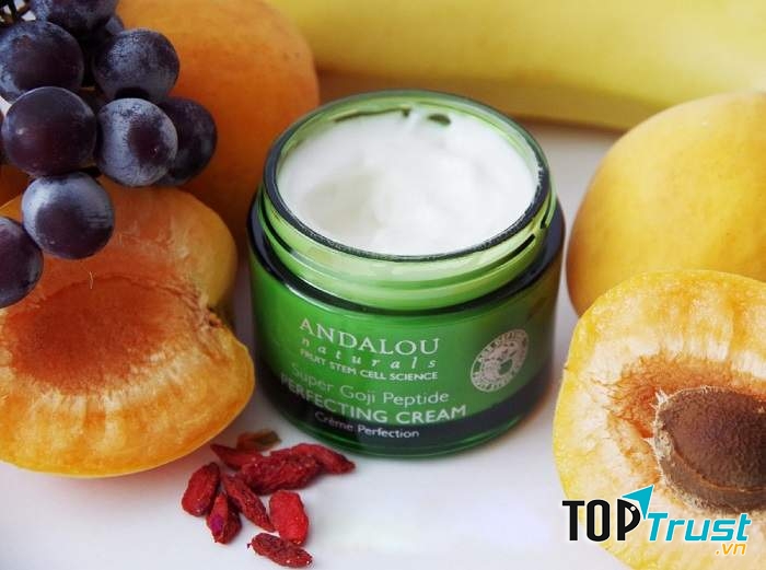 Ưu điểm của loại kem dưỡng này là chất kem mỏng, nhẹ, dễ thẩm thấu