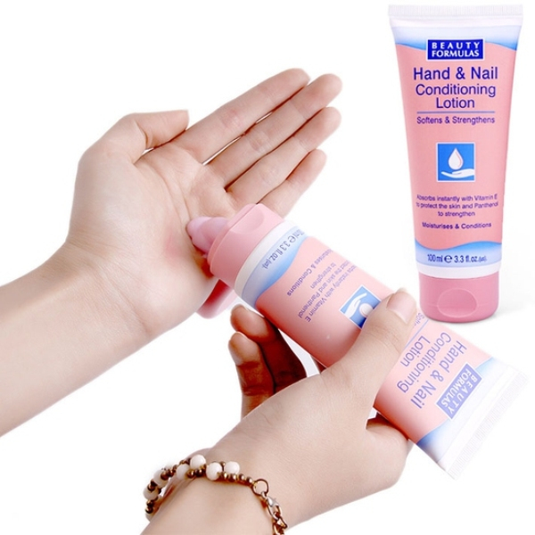 Kem Dưỡng Da Tay và Móng Beauty Formulas với công thức không nhờn dính dễ dàng hấp thụ, các dưỡng chất giúp nuôi dưỡng sâu để da tay bạn luôn mềm mại, mịn màng