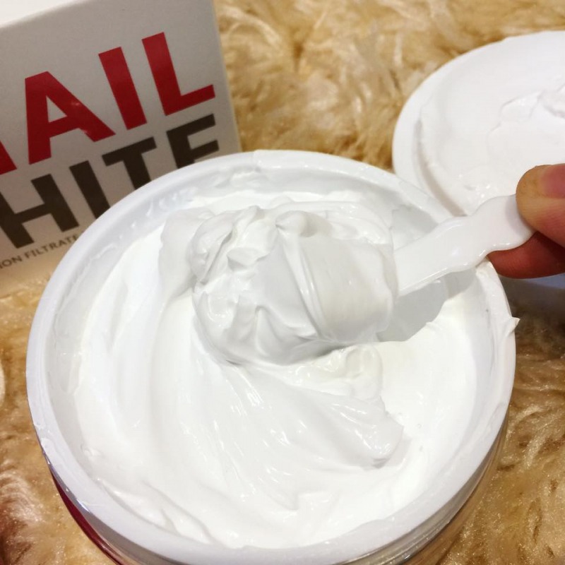 Kem Dưỡng Trắng Snail White với chất kem đặc sánh
