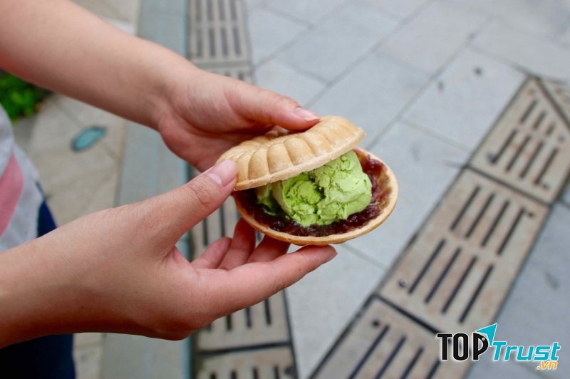 Monaka