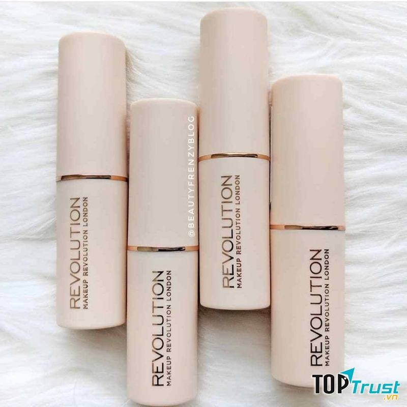 những cô nàng có ít khuyết điểm trên gương mặt sẽ phù hợp với độ che phủ trung bình của Make Up Revolution The One Foundation.