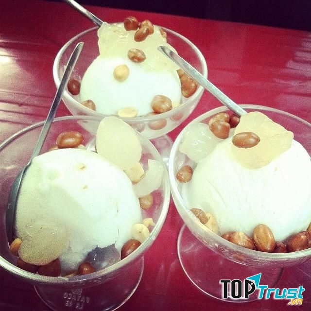 Phần kem dẻo, mịn, ngọt ngào lại thoảng hương nhãn