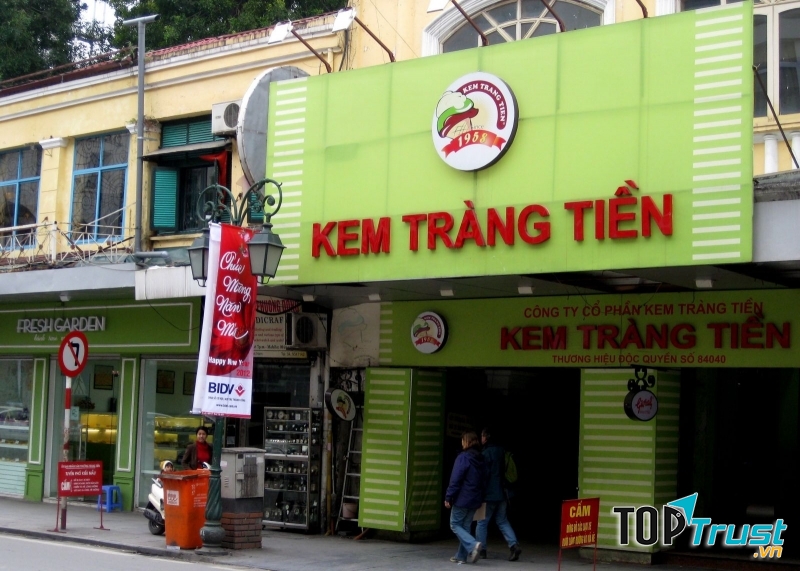 Cửa hàng kem Tràng Tiền mang màu xanh đặc trưng