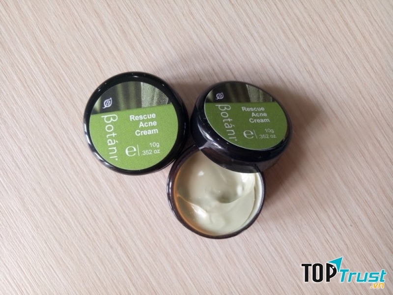 Với thành phần đất sét xanh Pháp có đặc tính riêng biệt, tuyệt vời của đất sét tạo thuận lợi cho việc mở lỗ chân lông, phơi bày vi khuẩn kỵ khí để oxy hóa và cho các hoạt chất khác dễ dàng tấn công vi khuẩn gây mụn.