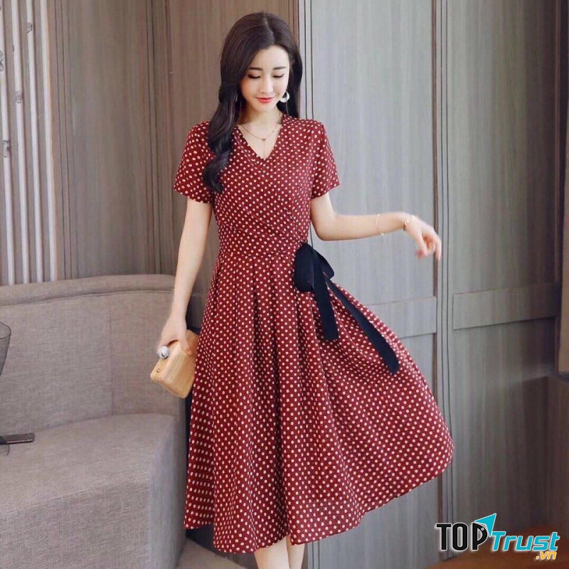 Mẫu đầm chấm bi đỏ đô xinh xắn mới được cập nhật tại shop có giá 590.000 đồng