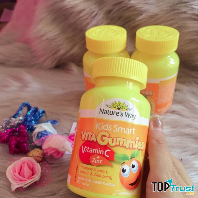 Vita Gummies Vitamin C + ZinC dành cho trẻ trên 2 tuổi, là sự kết hợp hoàn hảo giữa vitamin C và kẽm.