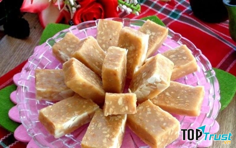 Ở quê, người ta thường mở đầu câu chuyện bằng chén nước chè xanh, mời nhau miếng kẹo lạc.