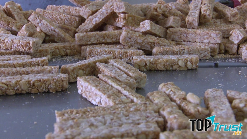 Kẹo lạc làng Nguyễn