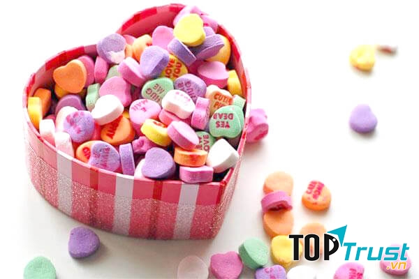 Chỉ với những viên kẹo nhỏ xinh do người bạn thân tặng cũng đã khiến cô ấy mỉm cười ngọt ngào cả ngày rồi.