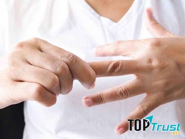 Kéo ngược ngón tay giữa của kẻ tấn công ra phía sau