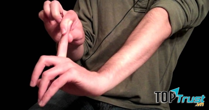 Kéo ngược ngón tay giữa của kẻ tấn công ra phía sau