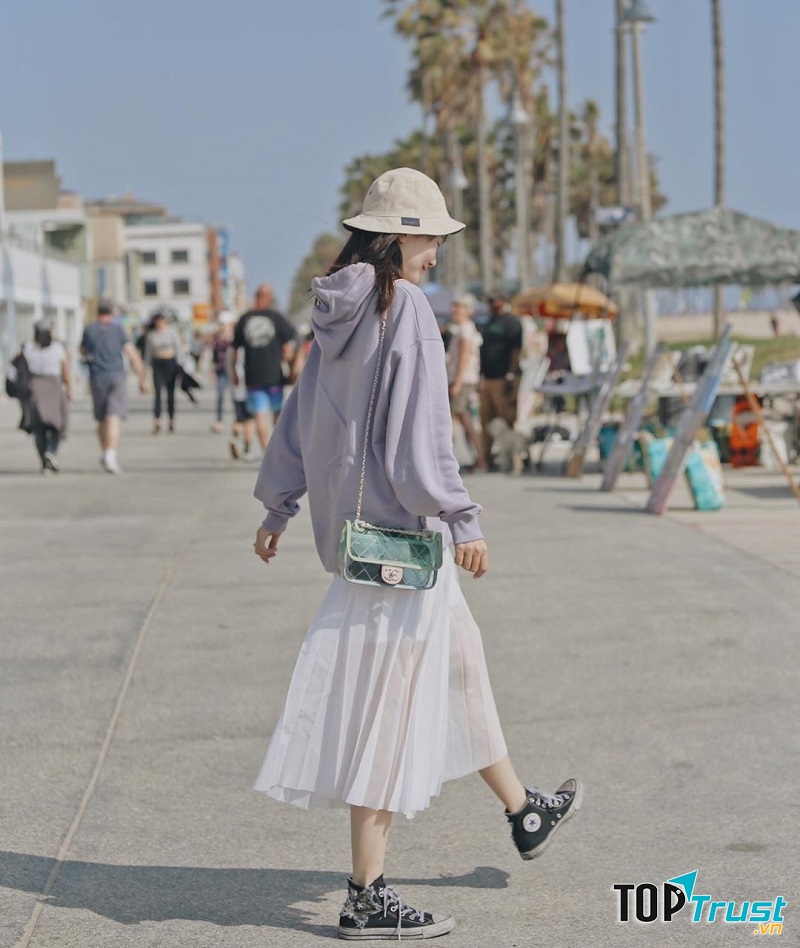 Kết hợp với áo nỉ hoodie