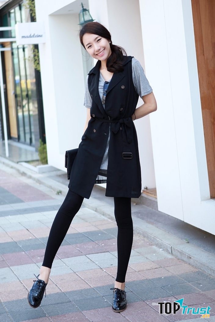 Vest nữ dài kết hợp với giày đen cùng tông màu tạo cá tính cho bạn gái.
