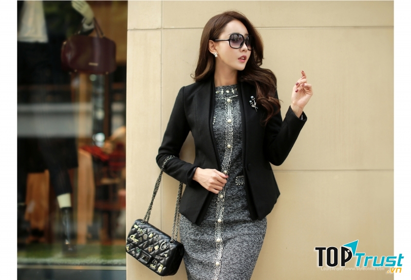 Phụ kiện cài áo, túi xách cầm tay tô điểm cho bộ trang phục thêm duyên dáng và sang trọng.