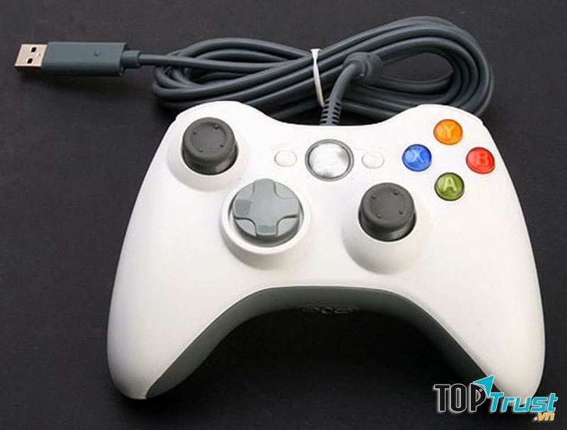 Tay cầm chơi game có dây nối với đầu cắm USB