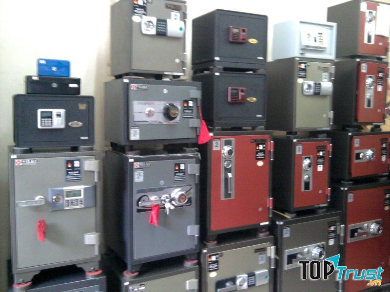 Két Sắt Hợp Thành