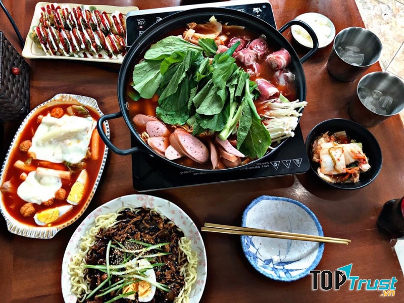 Menu tràn ngập hơi thở xứ kim chi từ lẩu kim chi, mì tương đen, bánh gạo cay, kimpap, đến gà cay phô mai, cơm trộn,... được chế biến chuẩn vị.